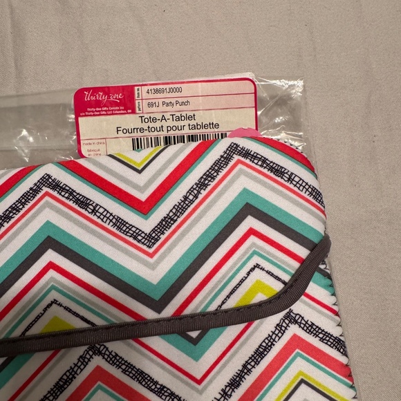 Thirty-one Tote a Tablet - Picture 2 of 3
